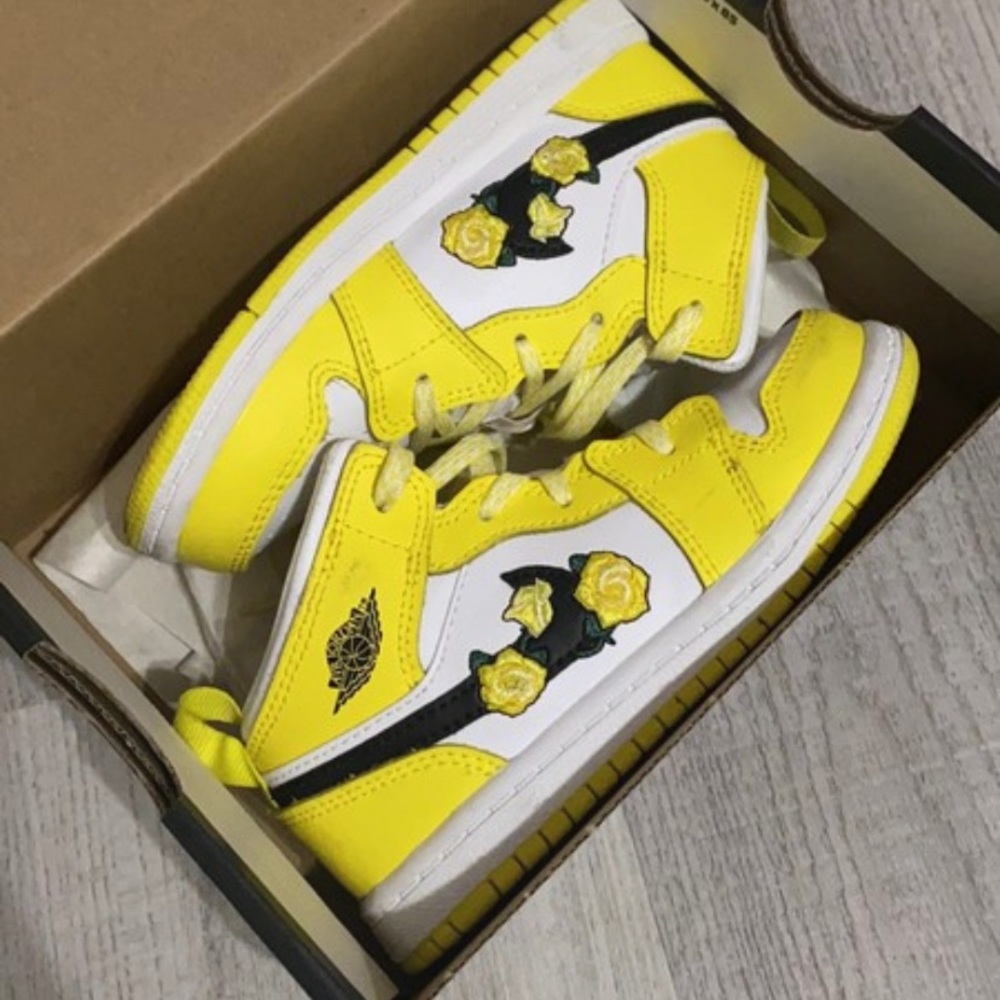 Like New Toddler Girls Jordan 1 Mid Sneakers